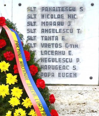 Tinerii liberali au omagiat eroii de Ziua României